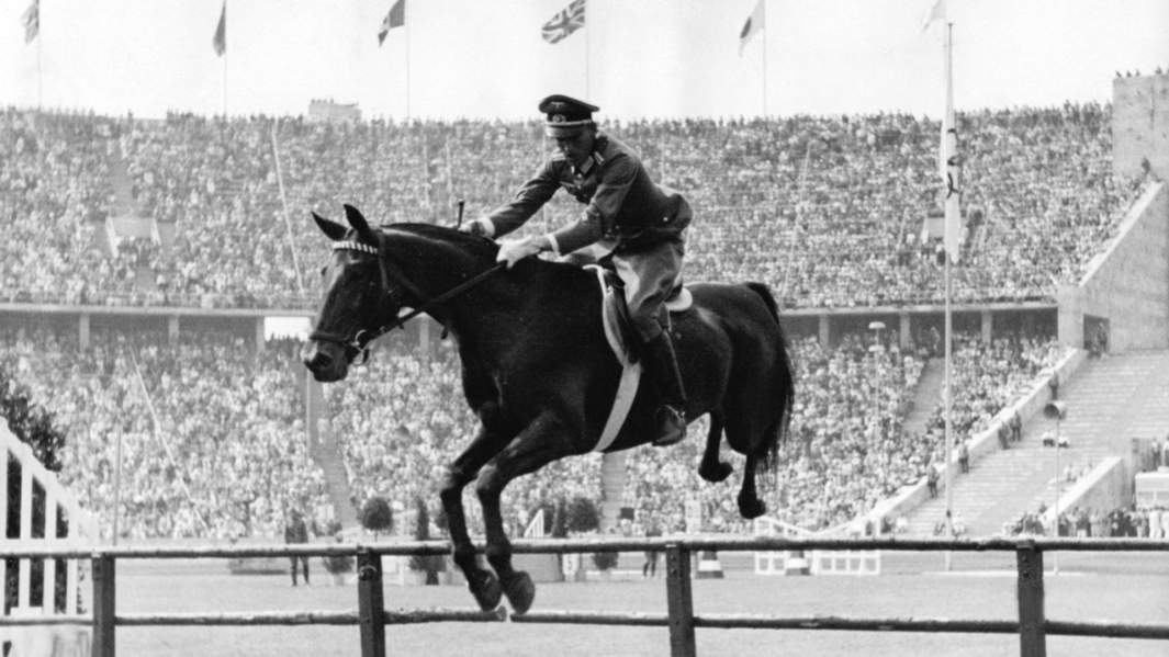 Немецкий всадник во время летних Олимпийских игр 16 августа 1936 года на Олимпийском стадионе в Берлине, Германия