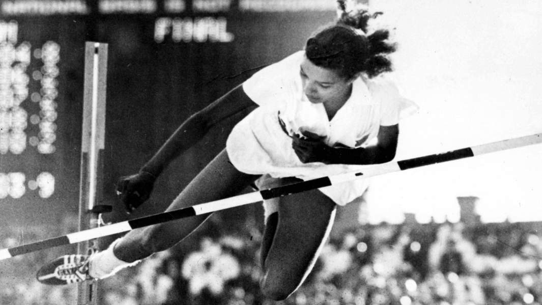 Спортсменка из США Милдред МакДэниэл, занявшая первое место в прыжках в высоту среди женщин на летних Олимпийский играх в Мельбурне