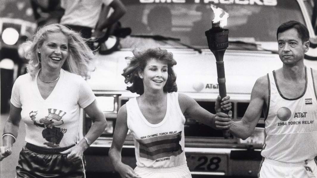 Эстафета олимпийского огня в парке Канога в Лос-Анджелесе 1984 год