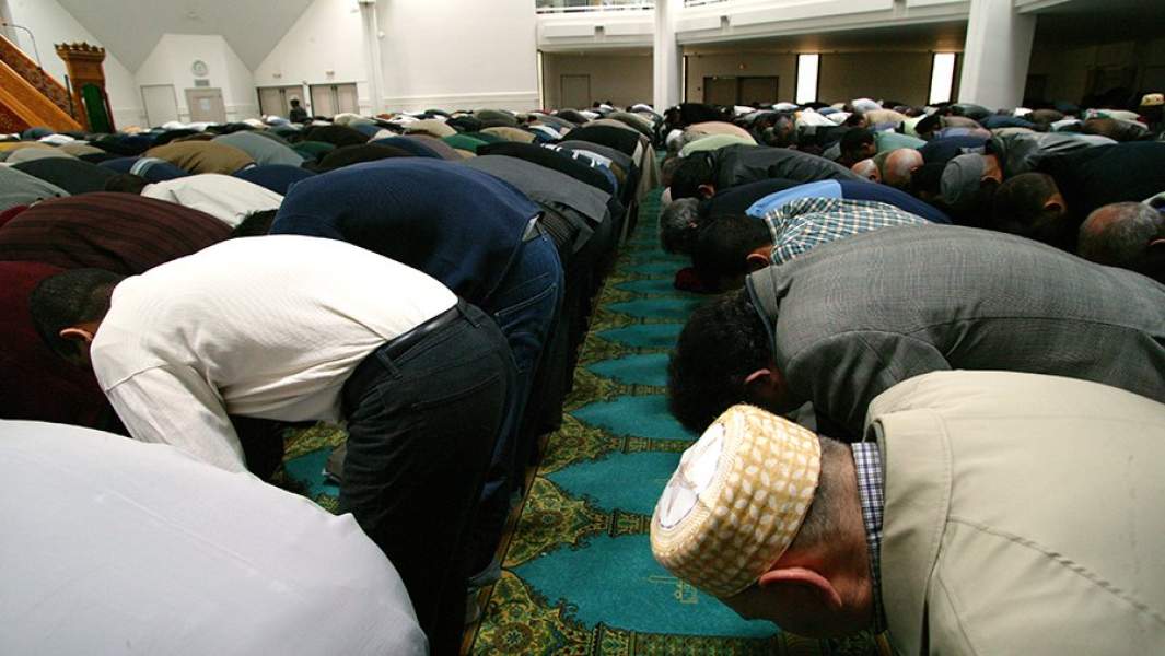 Пятничная молитва мусульман в Лионе