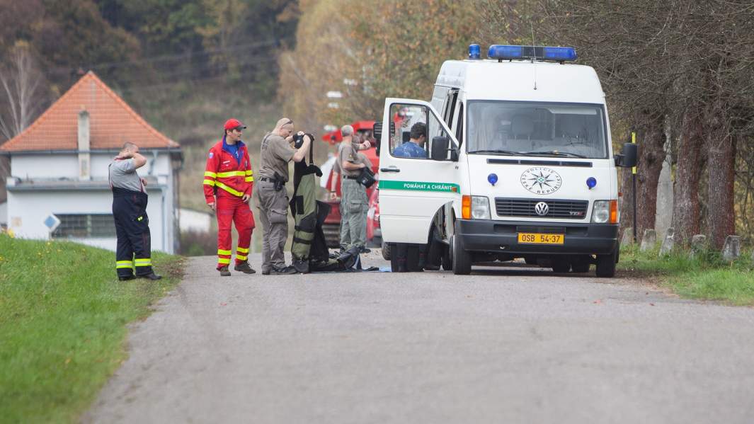 Сотрудники полиции Чешской Республики в районе взрыва во Врбетице, 18 октября 2014 года