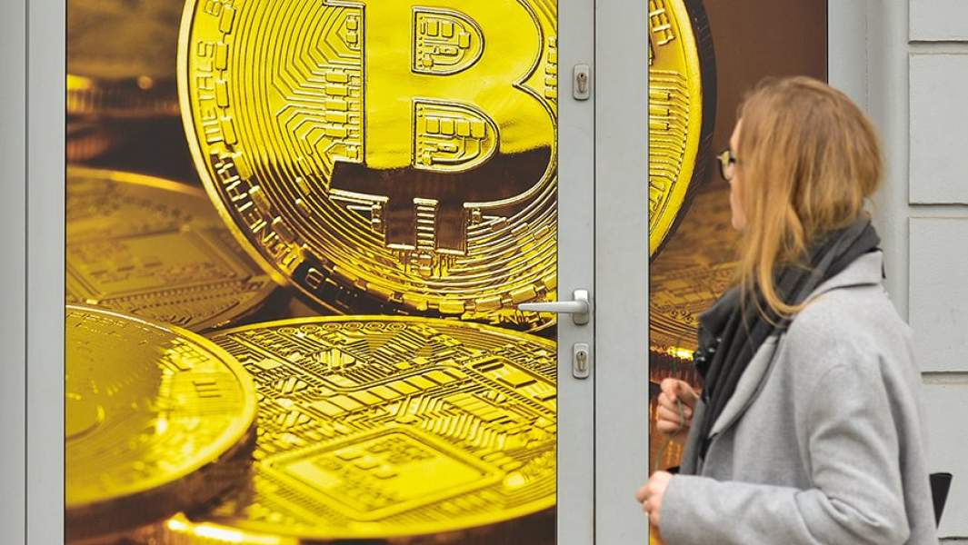 Изображение биткоина на двери магазина