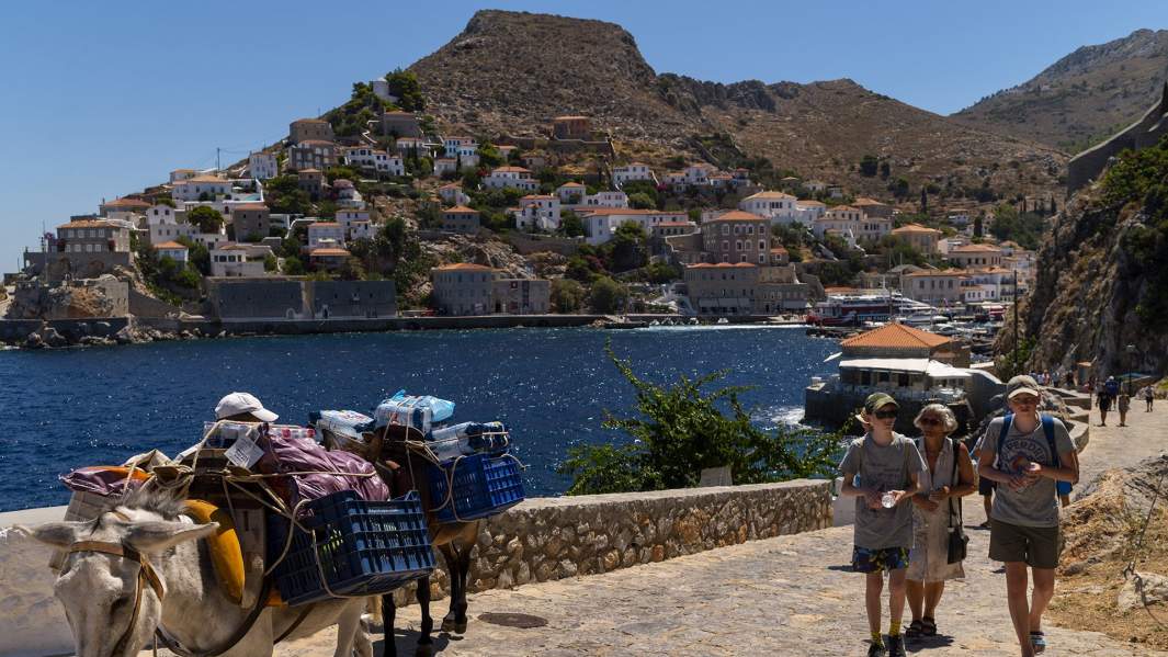 Отдыхающие на острове Гидра в Греции
