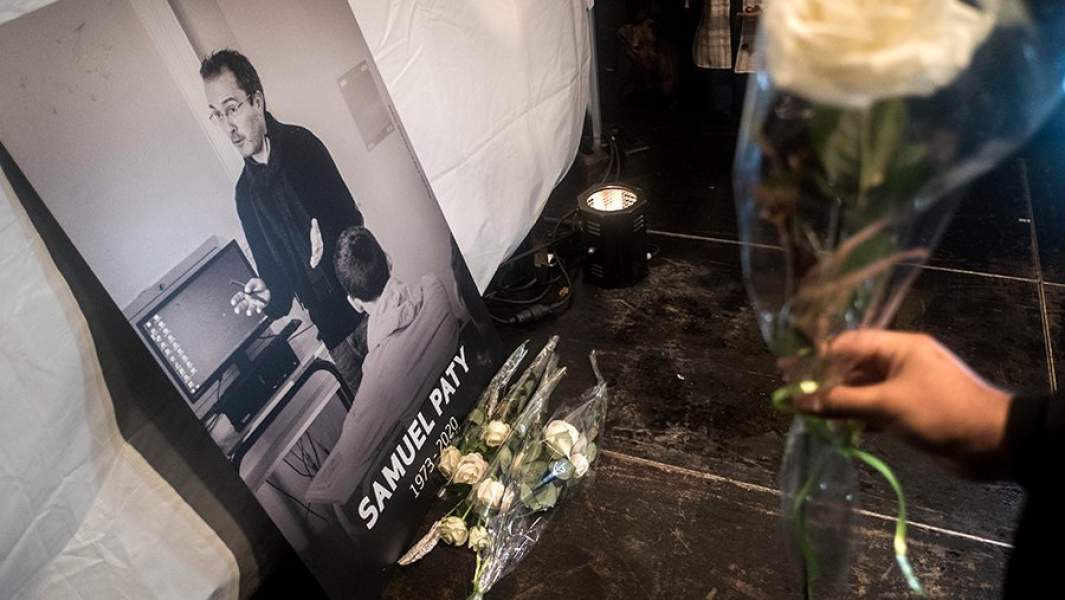 Цветы и свечи около места убийства преподавателя Самюэля Пати под Парижем