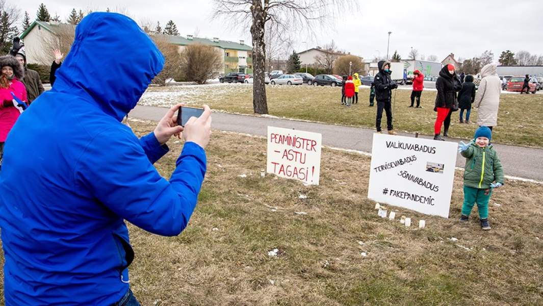 Акция протеста против карантинных ограничений в эстонском Пярну. 20 марта 2021 года