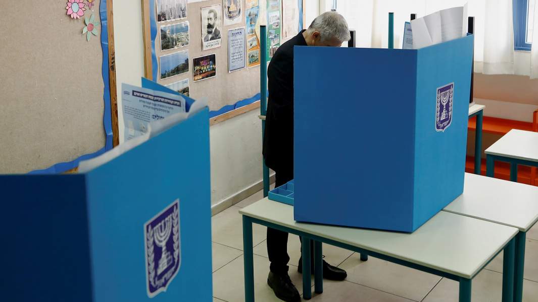 на всеобщих выборах в Израиле за кабиной для голосования на избирательном участке в Тель-Авиве, Израиль