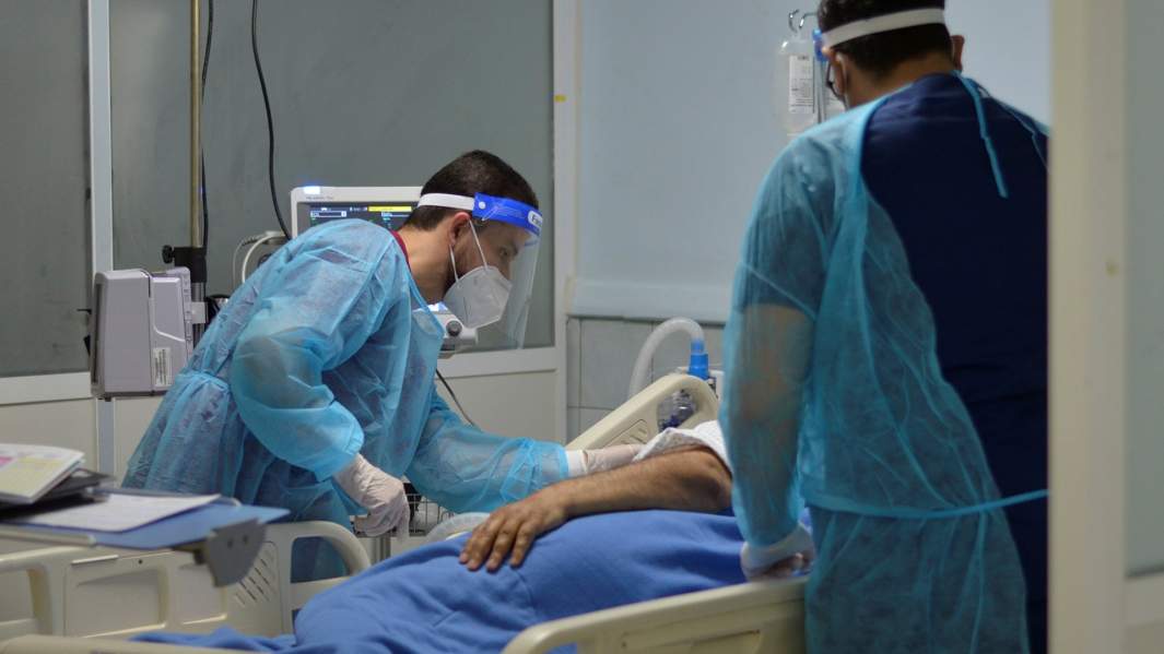 Медицинский персонал в отделении интенсивной терапии больницы в Аммане