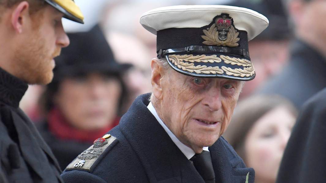 Британский принц Гарри (слева) и принц Филипп