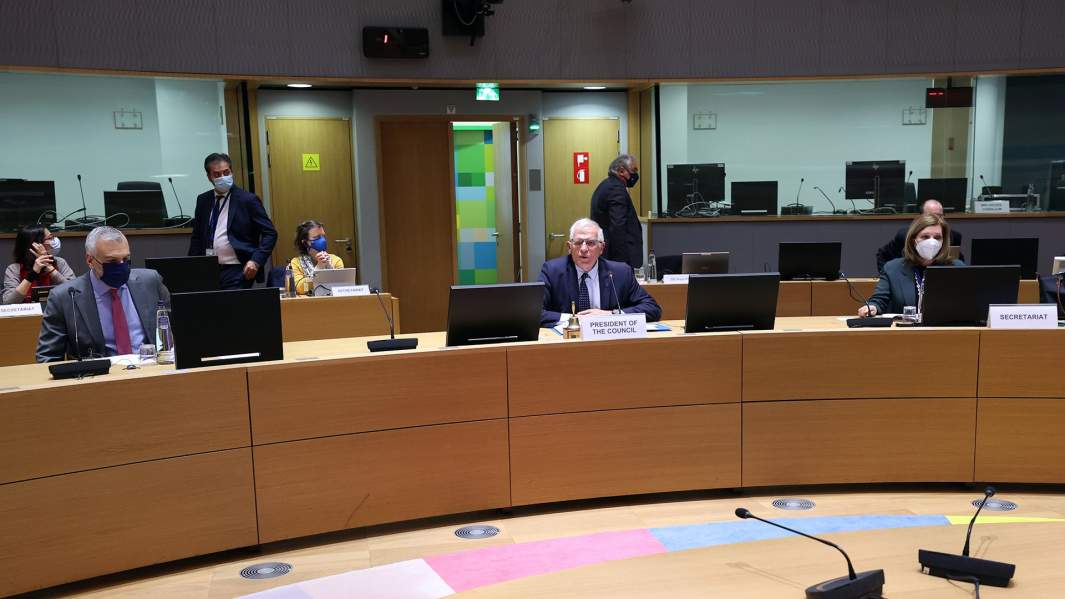 Жозеп Боррель во время видеоконференции глав МИД ЕС 19 апреля 2021 года