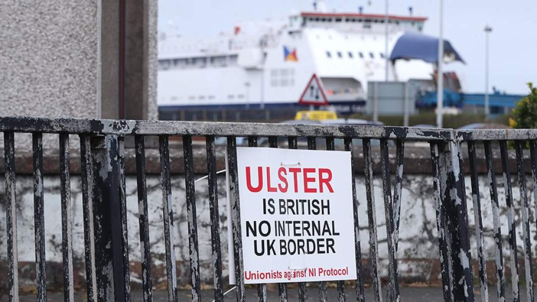 Табличка с обозначением территории Великобритании