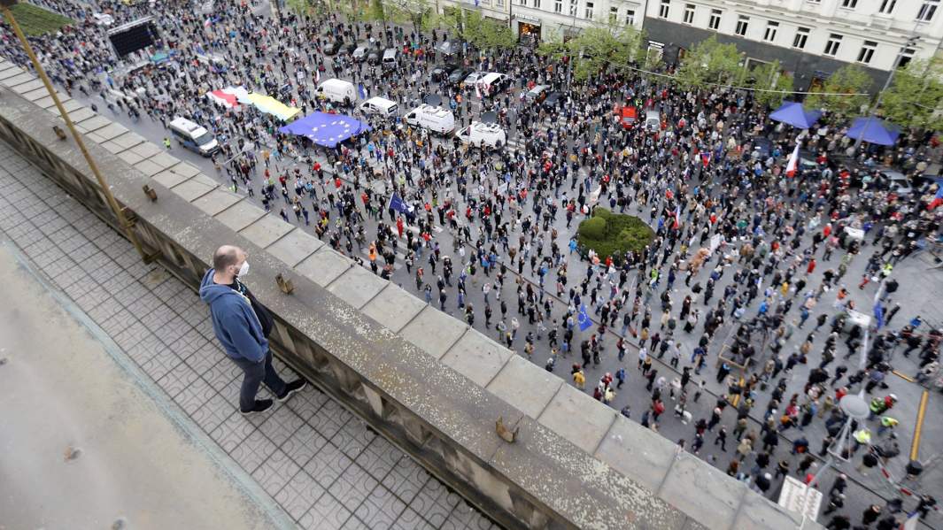 Демонстранты на антиправительственной акции протеста в Праге