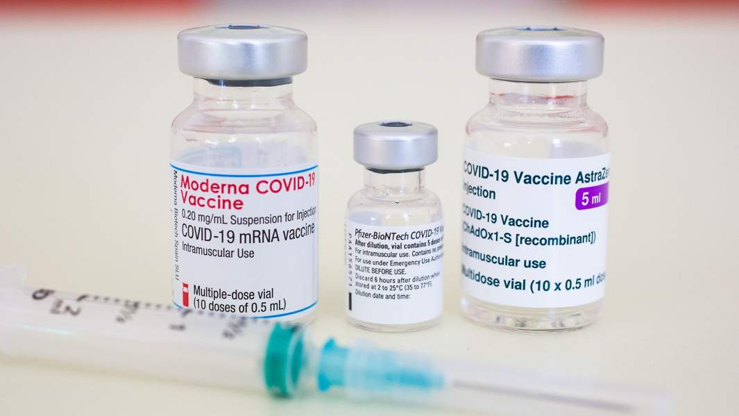 Флаконы с вакцинами Moderna, Pfizer и Astra Zeneca