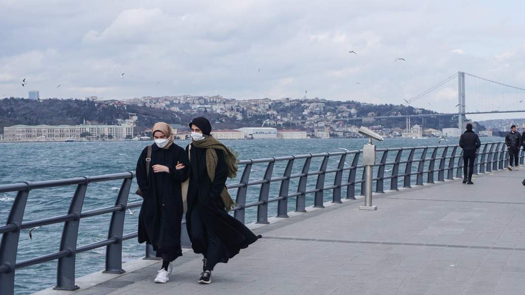 местные жительницы на улице Стамбула