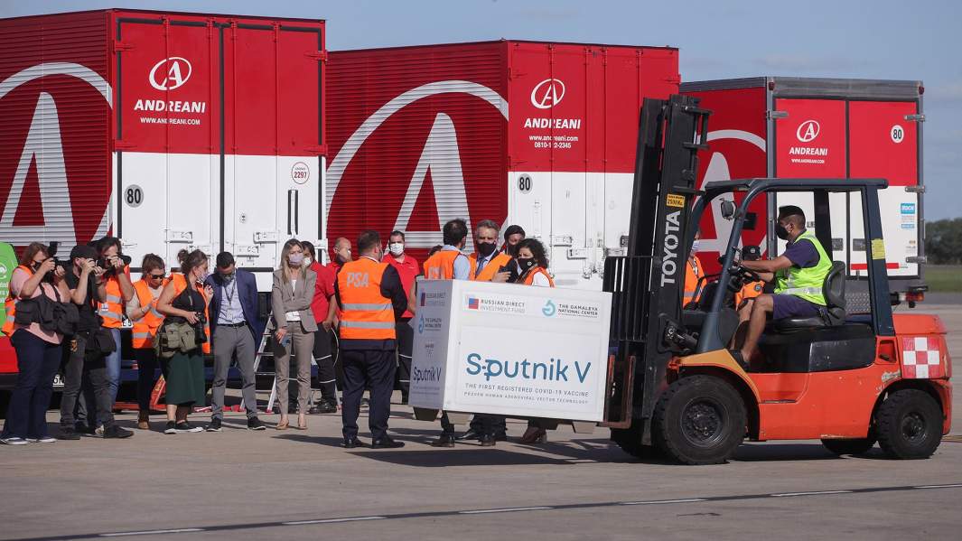 Отгрузка ящиков с вакциной «Спутник V» в аэропорту Буэнос-Айреса