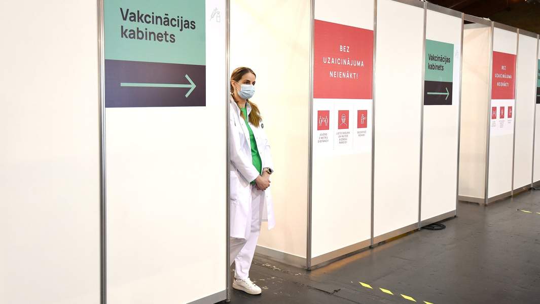 Медицинский работник в центре массовой вакцинации в Риге
