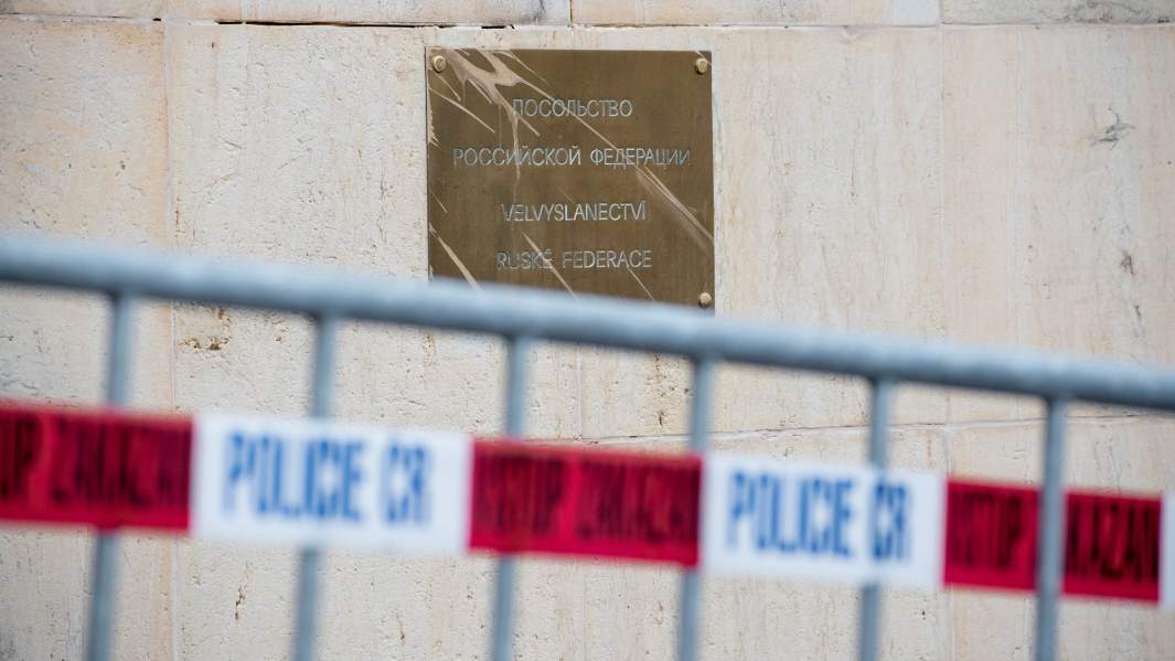 Полицейские ограждения около посольства РФ в Праге