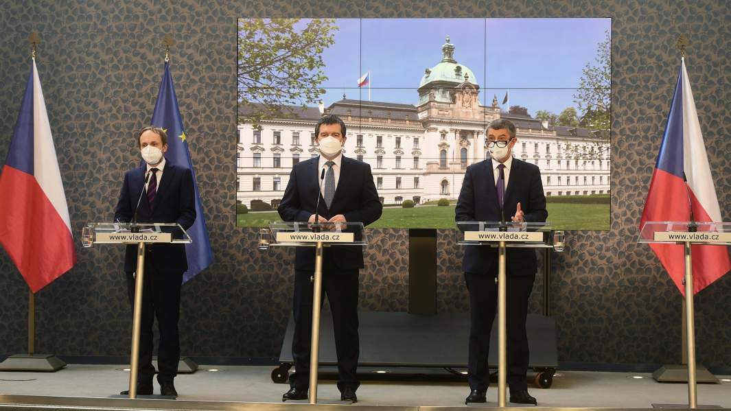 Министр иностранных дел Чехии Якуб Кулханек, министр внутренних дел Ян Хамачек и премьер-министр Андрей Бабиш на пресс-конференции в Праге