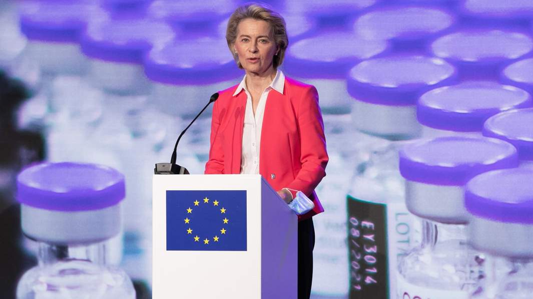 Урсула фон дер Ляйен во время пресс-конференции во время посещения фармацевтического завода Pfizer