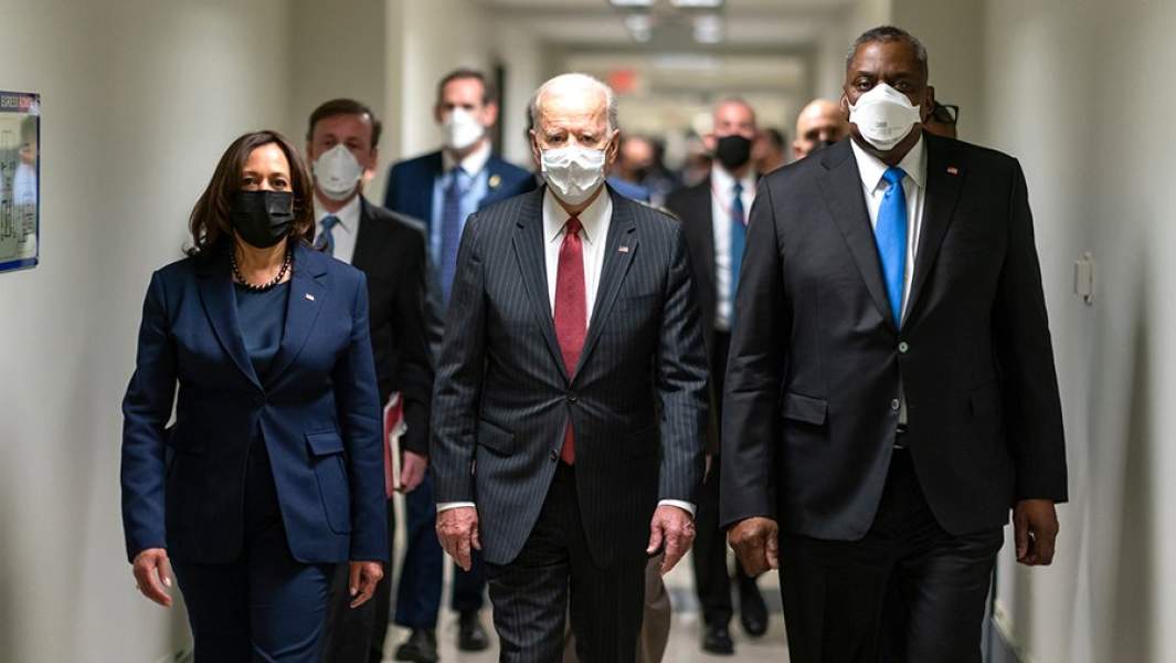 Президент Джо Байден, вице-президент Камала Харрис и министр обороны Ллойд Остин в ходе тура по Пентагону. Арлингтон, штат Вирджиния, 10 февраля 2021 года