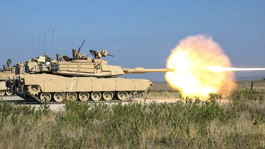 Танки M1 Abrams во время учебных стрельб