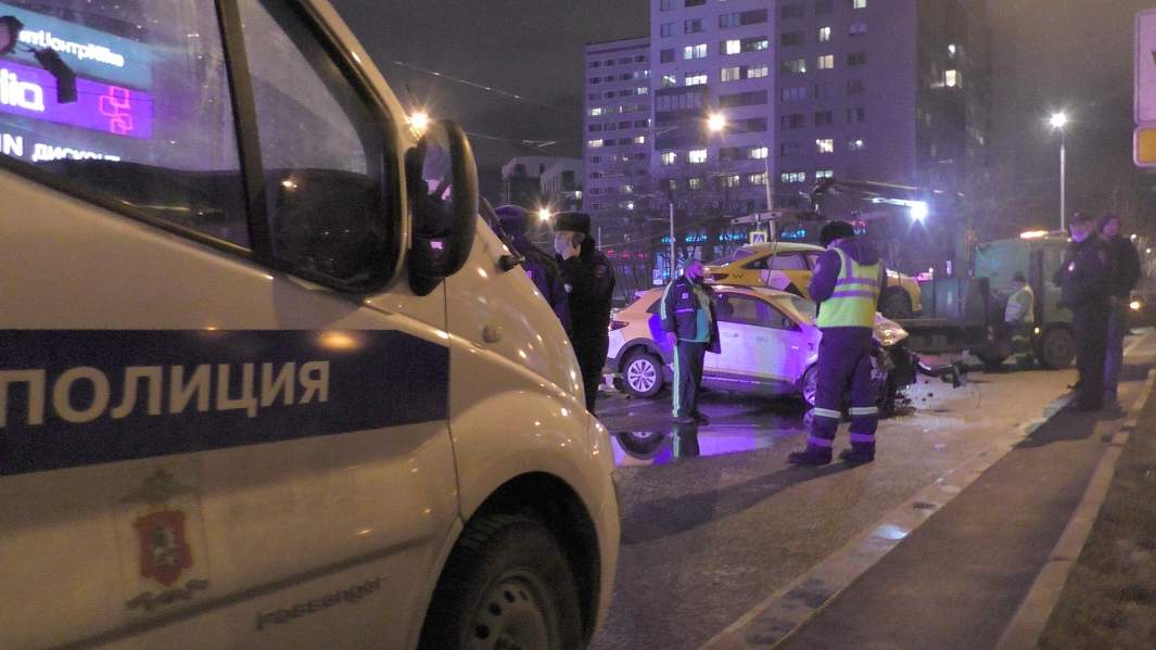 Ликвидация последствий ДТП с участием такси и автомобиля каршеринга, в котором погибло два человека, на ул. Орджоникидзе