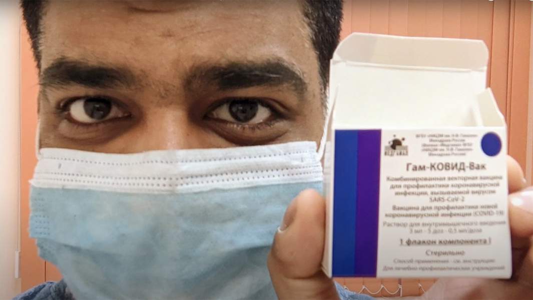 Джошуа Леви с вакциной «Спутник V»