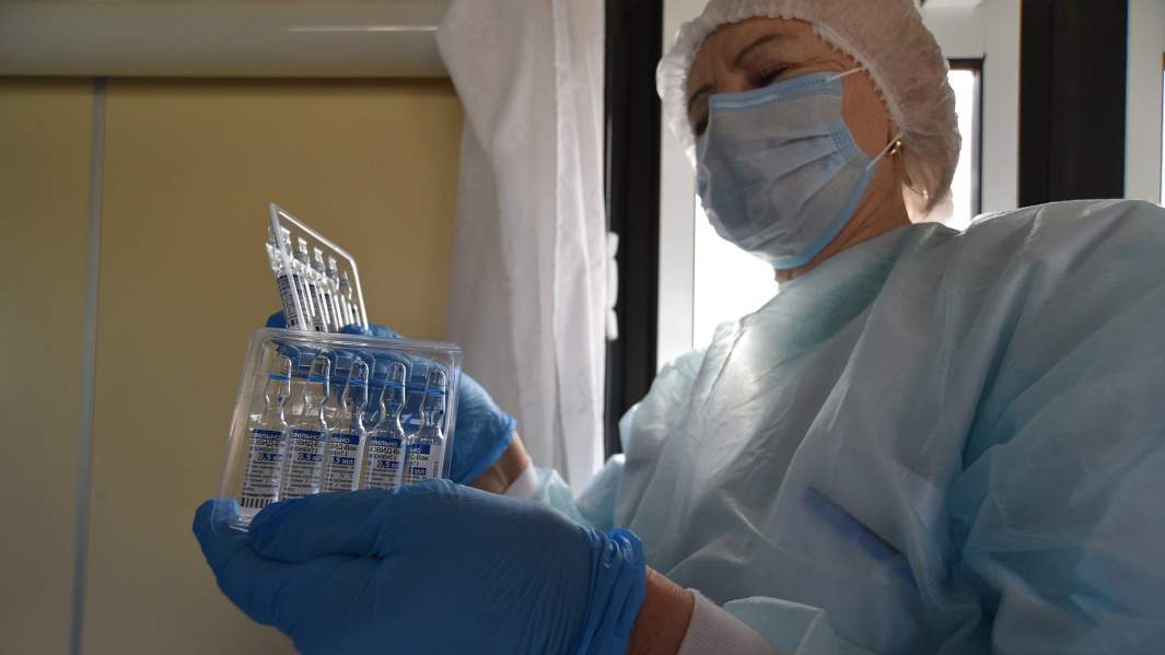 Уколы и совесть: в Латвии не хватает вакцин против коронавируса