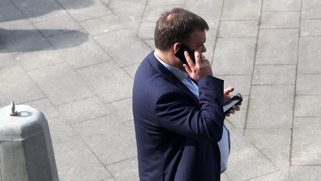 Человек разговаривает по телефону