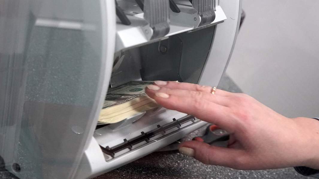 Утекай: россияне забирают валюту из банков