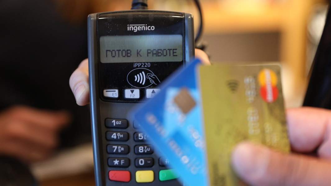 банковские карты у терминала