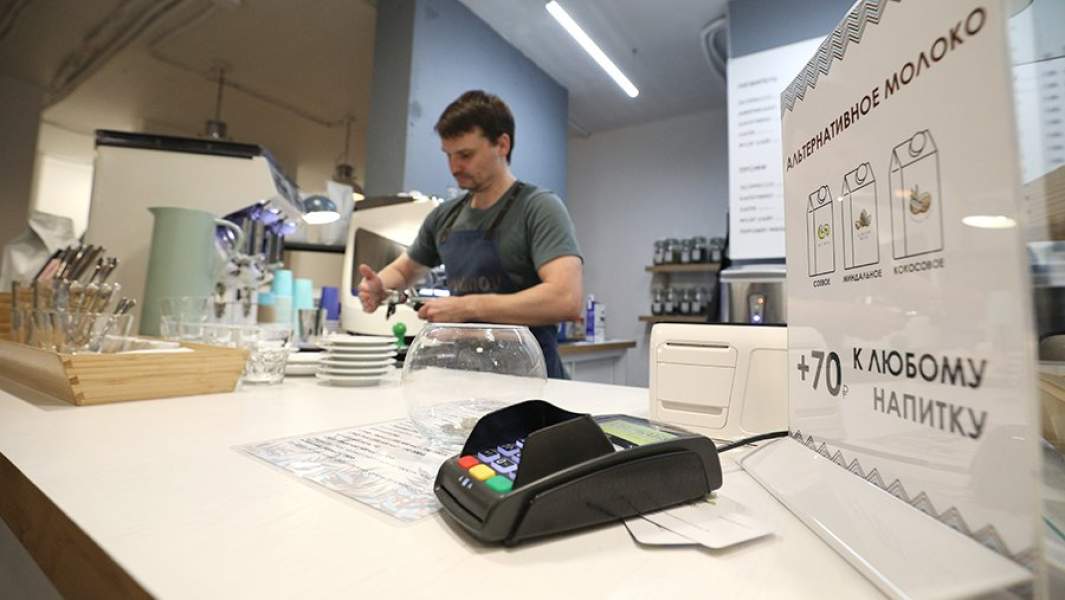 Бармен в кафе