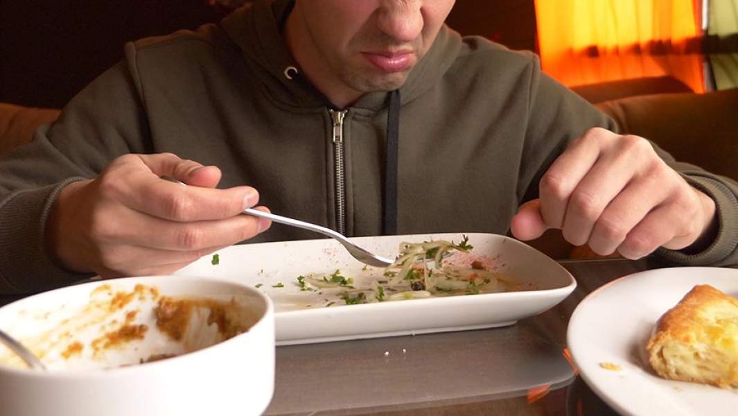 Недовольный посетитель в ресторане