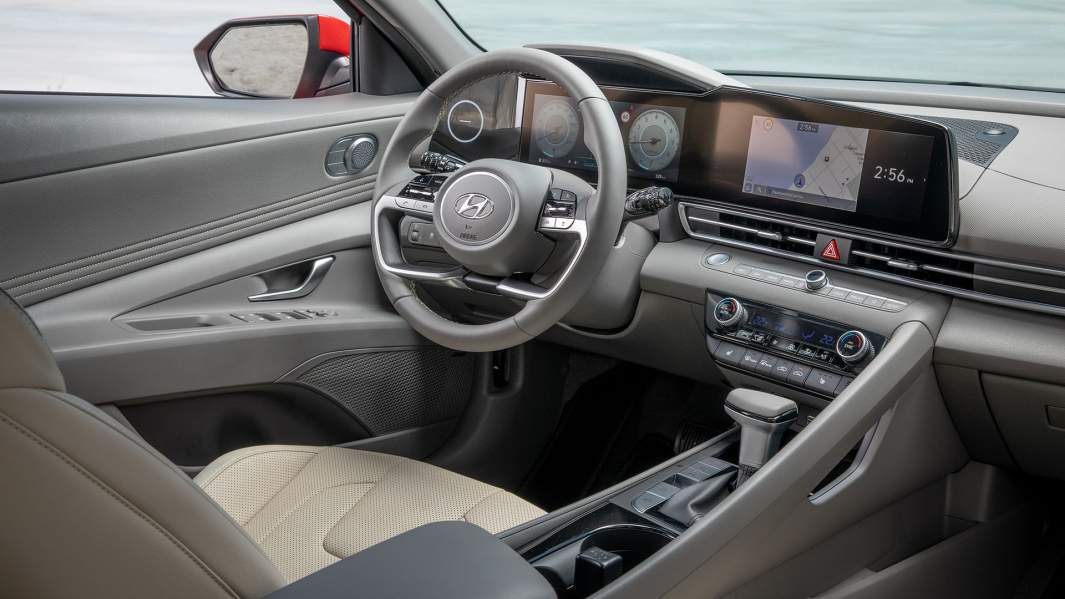 На выбор предлагаются четыре варианта отделки салона: черный, серый, бежевый и светло-серый меланж