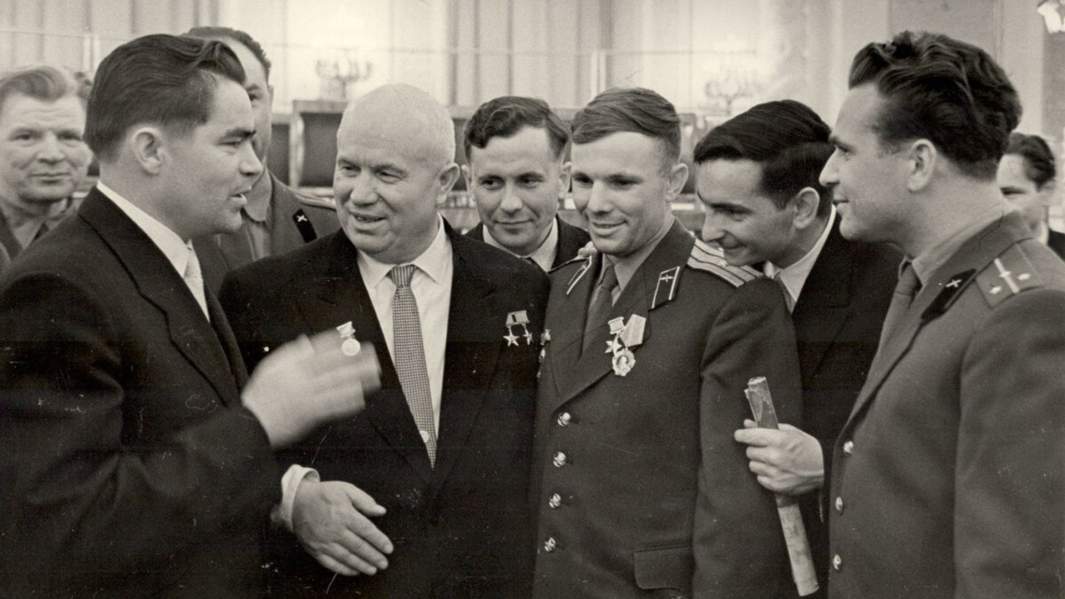 Прием в Кремле 14 апреля 1961 года. Все члены отряда космонавтов были военными летчиками. На фото Андриян Николаев, Павел Попович и Валерий Быковский в штатском