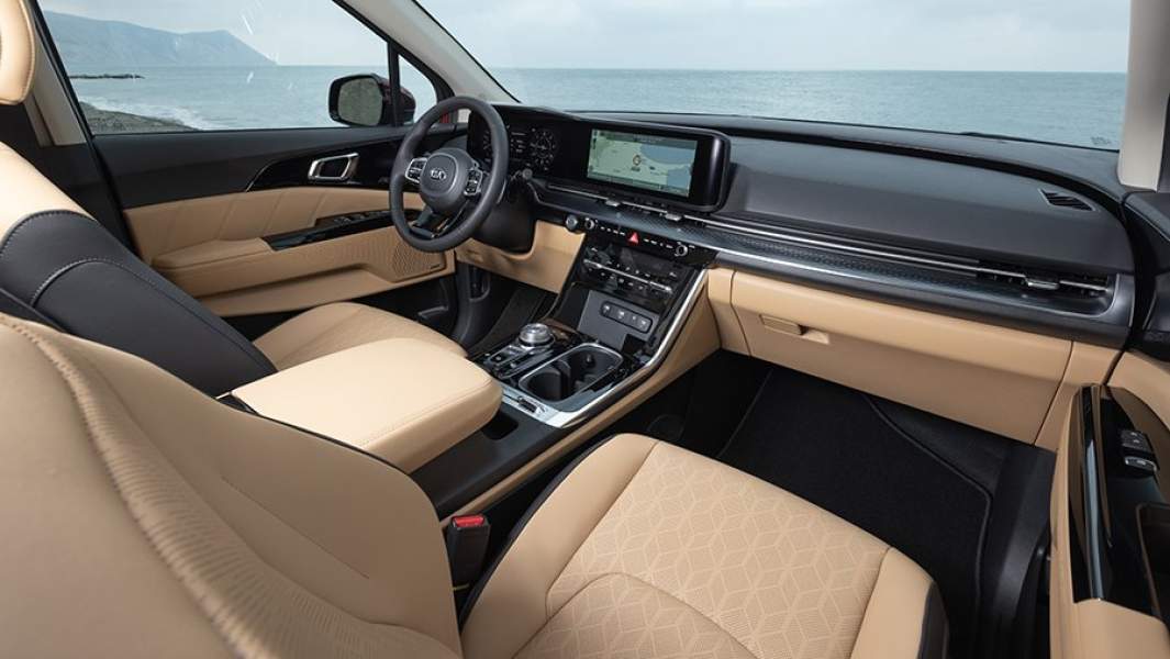 Отделка салона может быть черно-серой, черно-бежевой или черно-коричневой