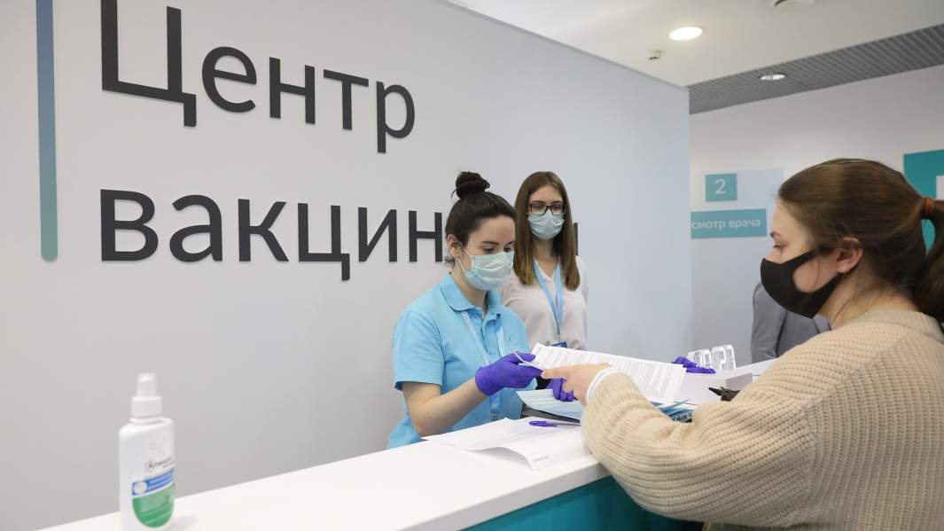 Сезонный укол: как спланировать прививку от COVID перед отъездом на дачу