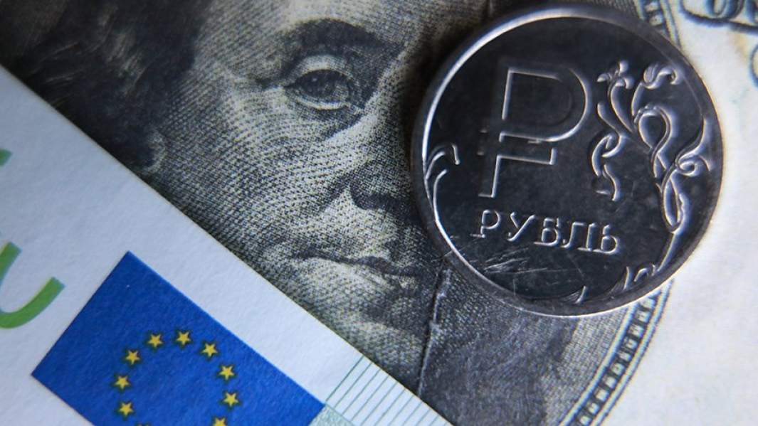 Утекай: россияне забирают валюту из банков