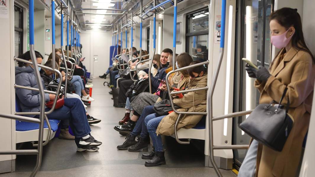 Люди в вагоне метро в Москве
