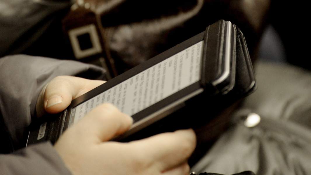 Пассажир пользуется планшетным компьютером 