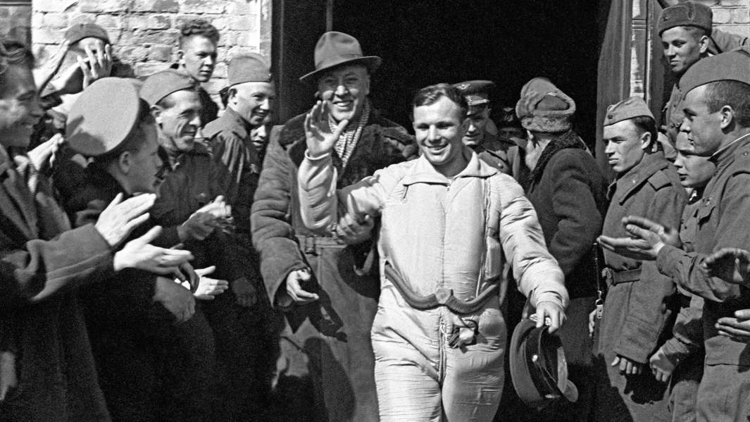 Первый в мире космонавт Земли Юрий Гагарин после приземления спускаемого аппарата космического корабля «Восток-1»