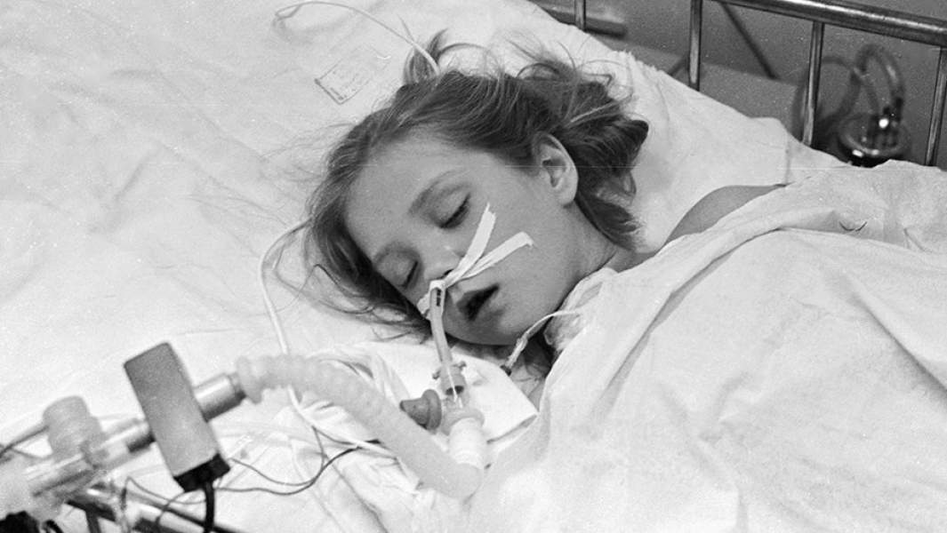 Пострадавшая от аварии на Чернобыльской АЭС девочка на больничной койке в детском хирургическом центре