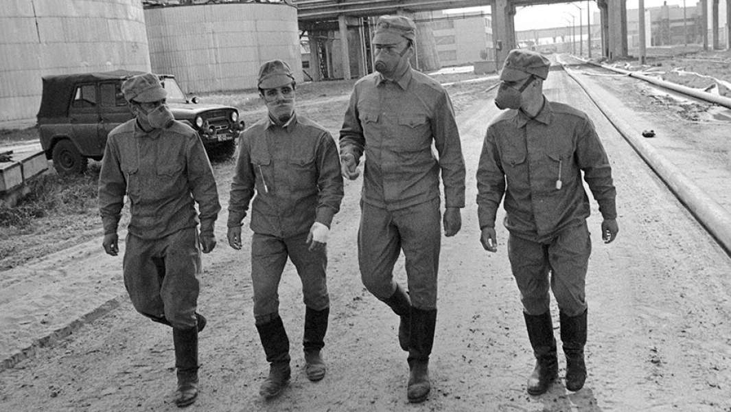 Члены подразделения, занимающегося дезактивацией территории Чернобыльской АЭС, направляются на объект