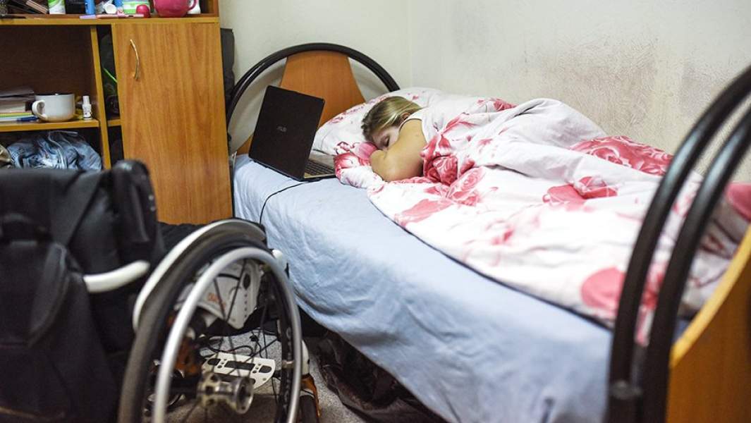 Девушка-инвалид в постели
