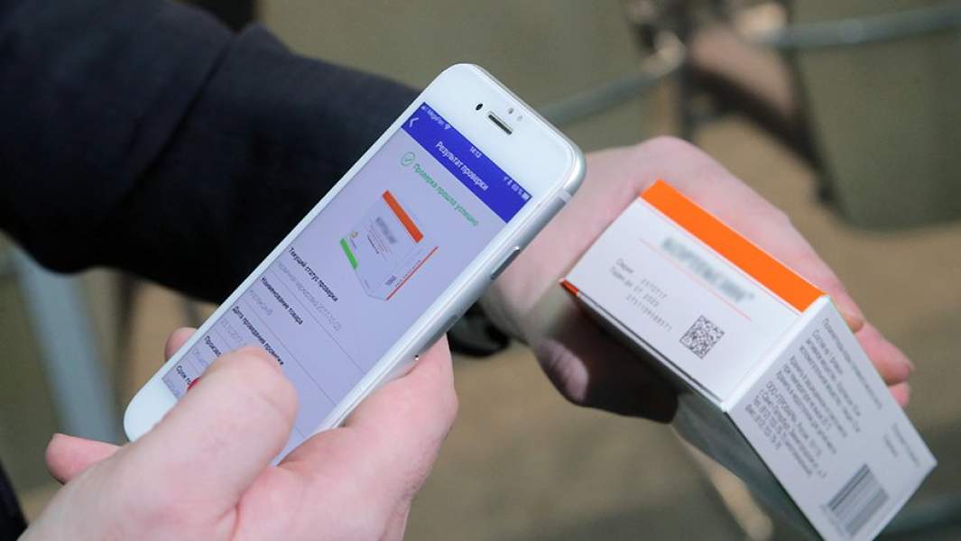 Демонстрация считывания QR кода с помощью смартфона с упаковки лекарственного средства