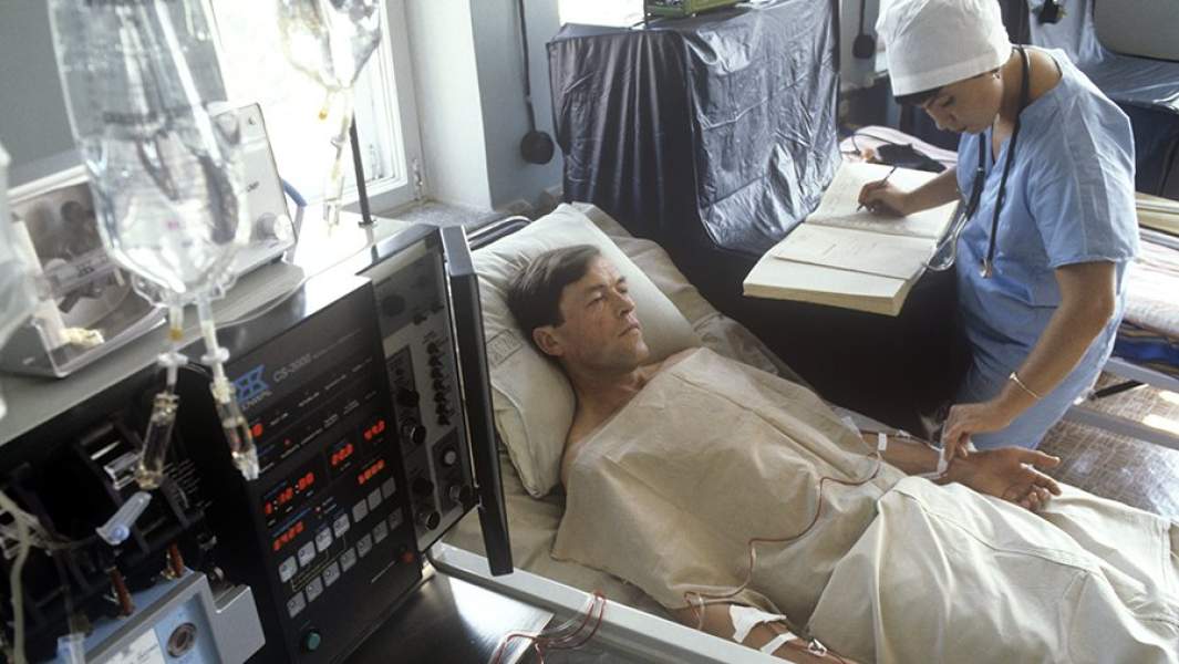 6-я городская клиническая больница, в которую доставлялись пострадавшие в результате аварии на Чернобыльской АЭС. Осмотр пациента в одной из палат больницы