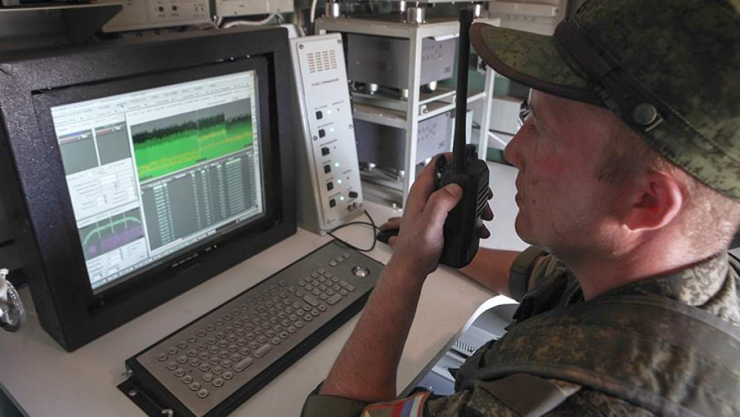 Военнослужащий на станции постановки помех РЭБ