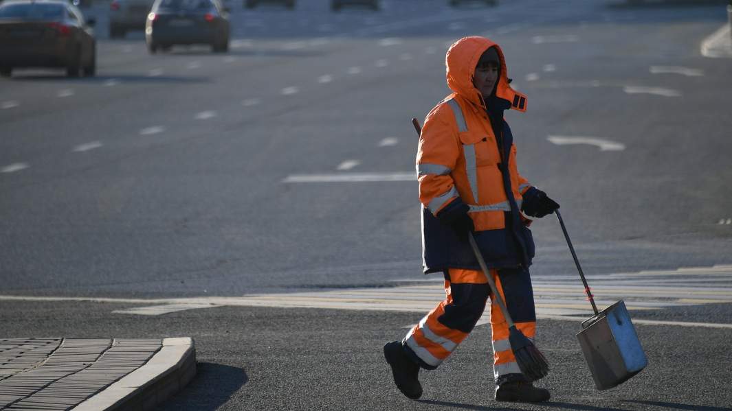 Дворник на улице в Москве