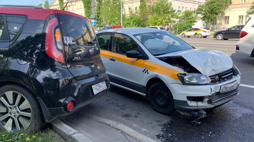 Автомобили после столкновения на дороге Москвы