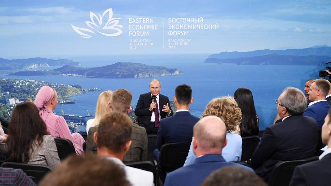 Президент РФ Владимир Путин проводит встречу с представителями общественности по вопросам развития Дальнего Востока в рамках Восточного экономического форума – 2019 во Владивостоке