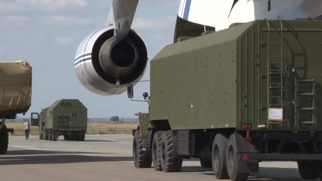 Погрузка в самолет Министерства обороны РФ компонентов зенитных ракетных комплексов С-400 «Триумф», предназначенных для доставки в Турцию. Сентябрь 2019 года